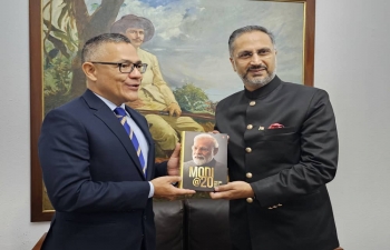 El Embajador Abhishek Singh sostuvo un encuentro con el Ministro de Cultura de Venezuela S.E. Ernesto Villegas en La Casona, Caracas. Discutieron la cooperacion en el campo de la cultura y los preparativos para el Dia Internacional del Yoga.